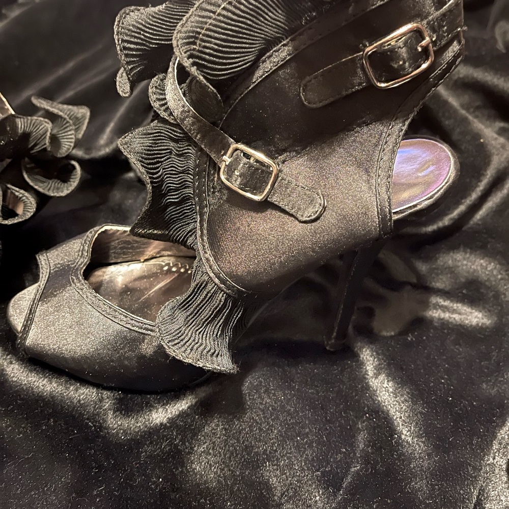 Boutique Black ruffle sandals size 7